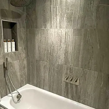 Harbourside Hideaway - Superb Flat With Terrace *